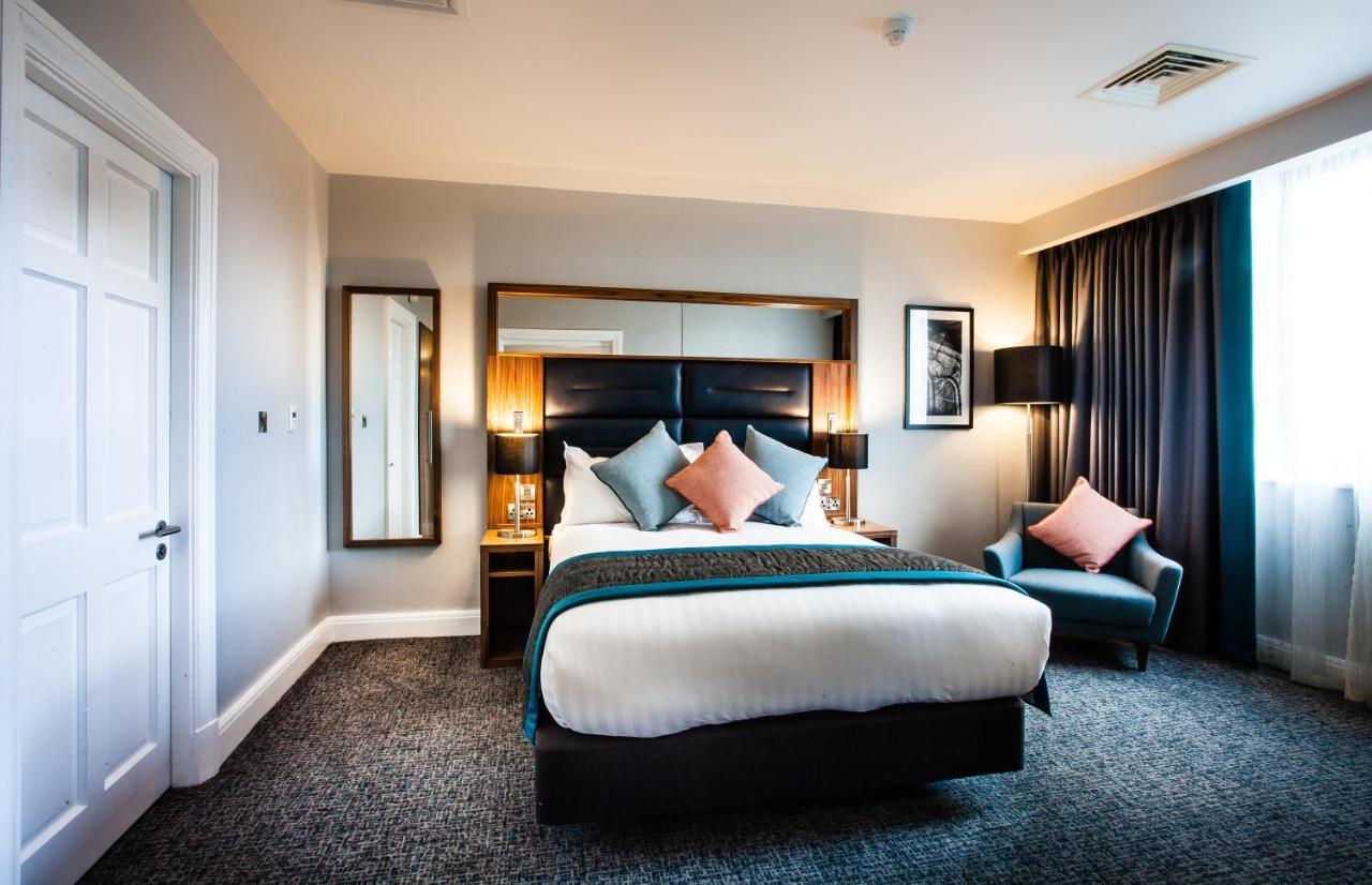 Suite de 1 dormitorio con cama grande y acceso al salón